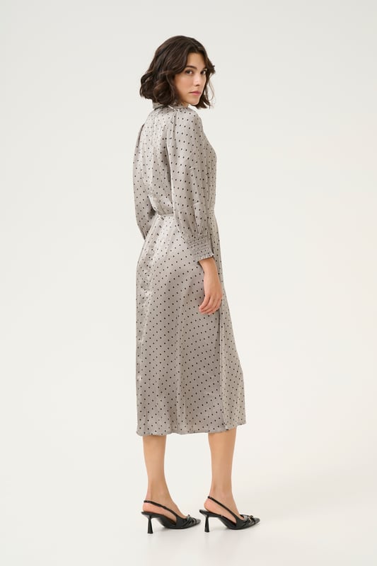 Model: , Pasform: Regular fit, Længde: Mid calf, Udformning: 3/4 sleeve  30 degrees wash, do not bleach, do not tumble dry, Line drying in the shade, warm iron max. 150° C, Dry clean only  100% Polyester