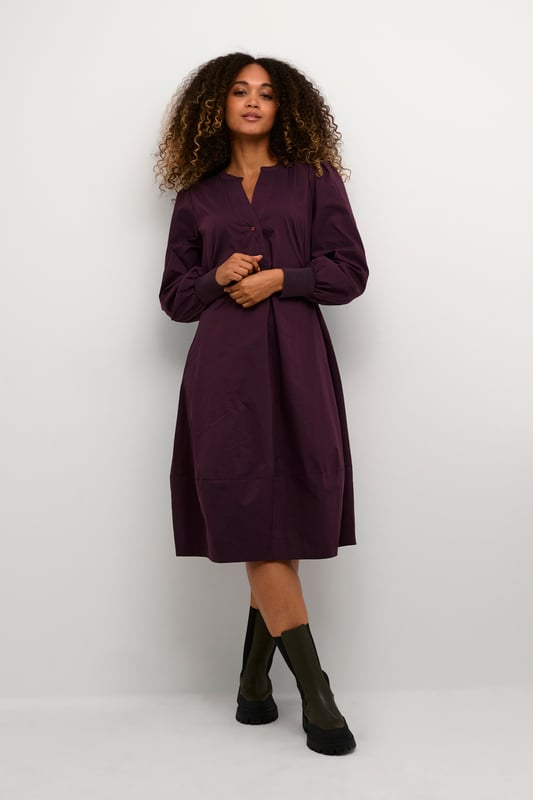 Feminine,Onder de knie,Lange mouwen  Fijne was 30°, niet bleken, niet in de droger drogen, Liggend laten drogen., koud strijken max. 110° C, Droogreiniging  65% Katoen,33% Polyester,2% Elastaan