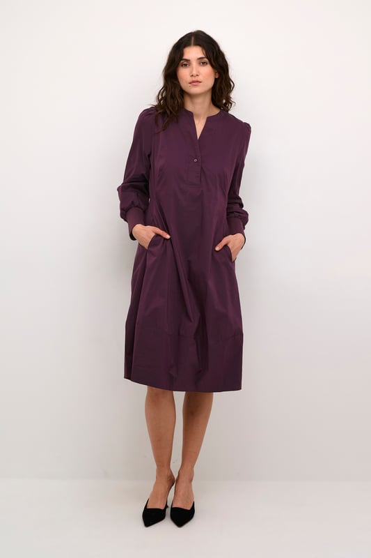 Feminine,Onder de knie,Lange mouwen  Fijne was 30°, niet bleken, niet in de droger drogen, Liggend laten drogen., koud strijken max. 110° C, Droogreiniging  65% Katoen,33% Polyester,2% Elastaan
