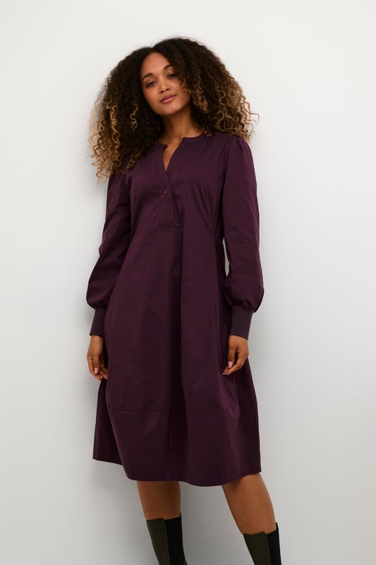 Feminine,Onder de knie,Lange mouwen  Fijne was 30°, niet bleken, niet in de droger drogen, Liggend laten drogen., koud strijken max. 110° C, Droogreiniging  65% Katoen,33% Polyester,2% Elastaan