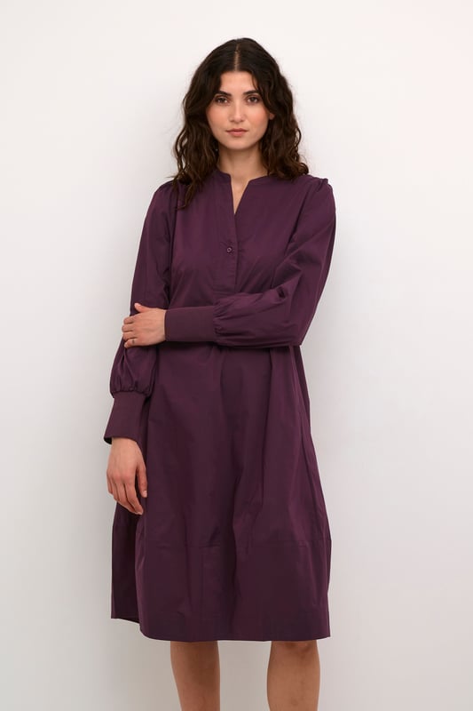 Feminine,Onder de knie,Lange mouwen  Fijne was 30°, niet bleken, niet in de droger drogen, Liggend laten drogen., koud strijken max. 110° C, Droogreiniging  65% Katoen,33% Polyester,2% Elastaan