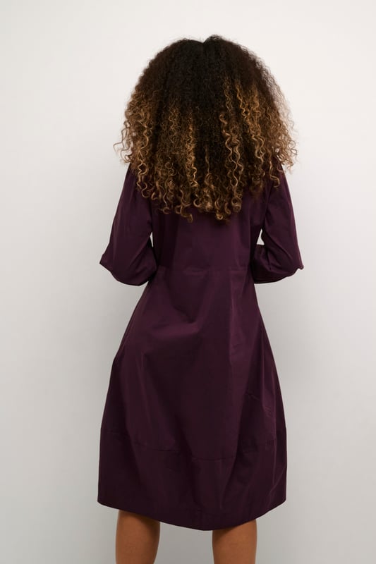 Feminine,Onder de knie,Lange mouwen  Fijne was 30°, niet bleken, niet in de droger drogen, Liggend laten drogen., koud strijken max. 110° C, Droogreiniging  65% Katoen,33% Polyester,2% Elastaan