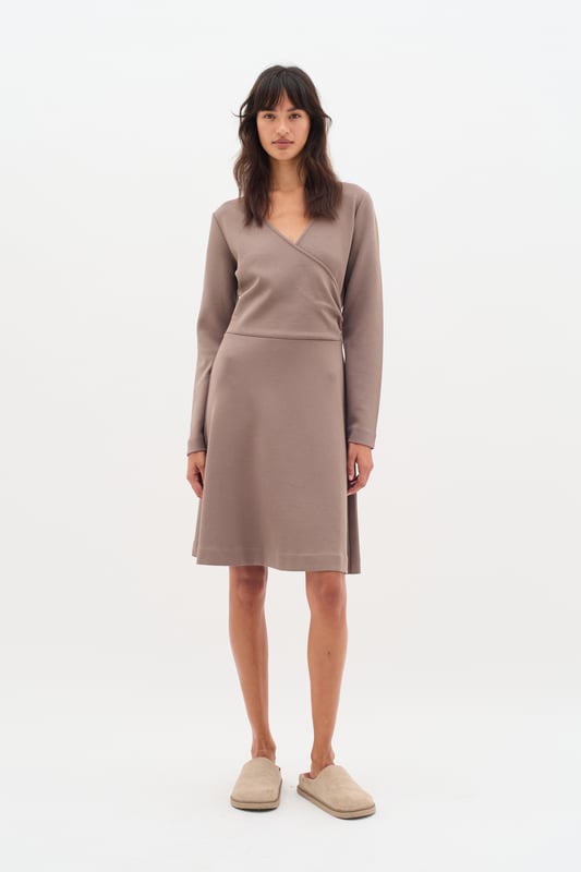 Feminine Form,Unterhalb des Knies,Lange Ärmel  Schonwäsche 30°, Nicht bleichen, Nicht im Trockner trocknen, Liegend trocken., Kalt bügeln max. 110° C, Trockenreinigung  51% Modal (TENCEL™),42% Polyester,7% Elasthan