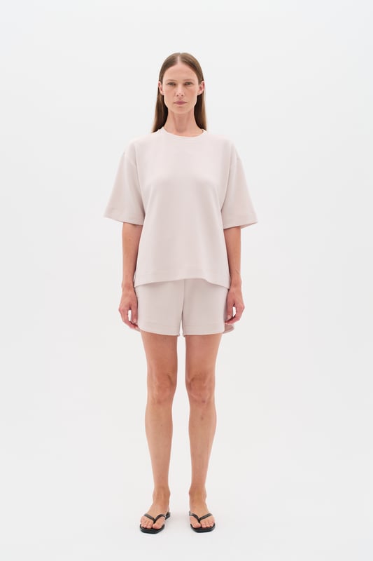 Relaxed fit,Drop shoulder  Fijne was 30°, niet bleken, niet in de droger drogen, Liggend laten drogen., koud strijken max. 110° C, Droogreiniging  51% Modal (TENCEL™),42% Polyester,7% Elastaan