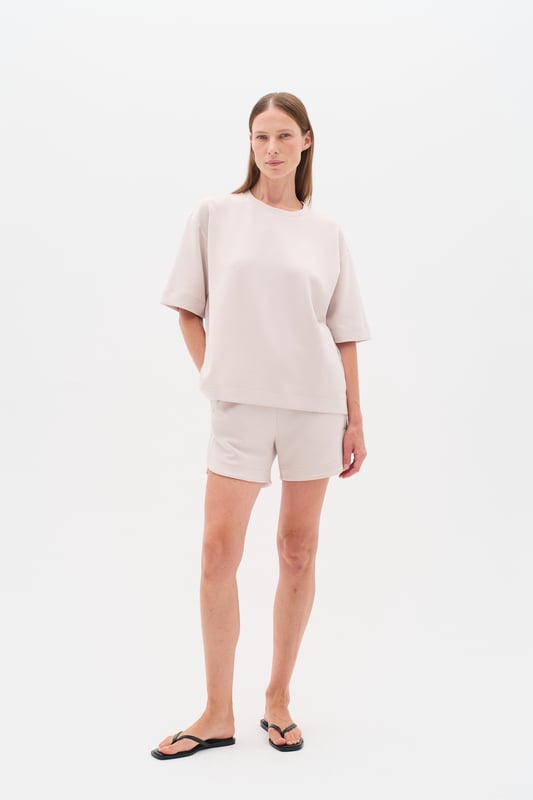 Relaxed fit,Drop shoulder  Fijne was 30°, niet bleken, niet in de droger drogen, Liggend laten drogen., koud strijken max. 110° C, Droogreiniging  51% Modal (TENCEL™),42% Polyester,7% Elastaan