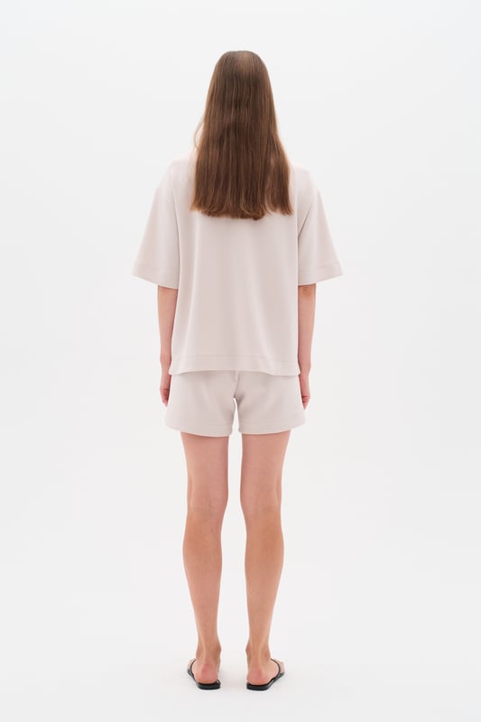 Relaxed fit,Drop shoulder  Fijne was 30°, niet bleken, niet in de droger drogen, Liggend laten drogen., koud strijken max. 110° C, Droogreiniging  51% Modal (TENCEL™),42% Polyester,7% Elastaan