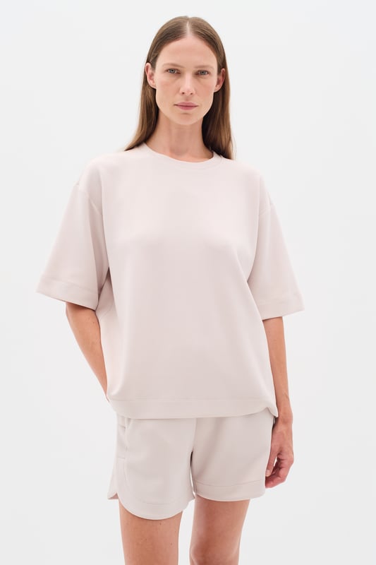Relaxed fit,Drop shoulder  Fijne was 30°, niet bleken, niet in de droger drogen, Liggend laten drogen., koud strijken max. 110° C, Droogreiniging  51% Modal (TENCEL™),42% Polyester,7% Elastaan