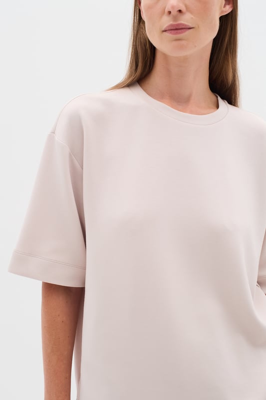 Relaxed fit,Drop shoulder  Fijne was 30°, niet bleken, niet in de droger drogen, Liggend laten drogen., koud strijken max. 110° C, Droogreiniging  51% Modal (TENCEL™),42% Polyester,7% Elastaan