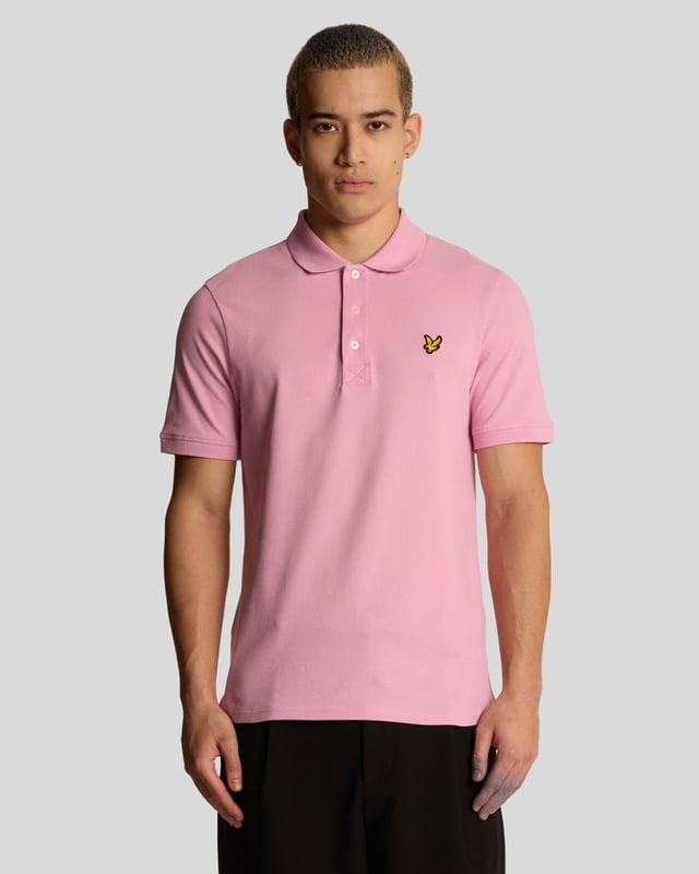Es ist ein Must-have für Ihre Garderobe – ob am Wochenende, im Büro, abends oder auf dem Golfplatz. Unser schlichtes Lyle & Scott Poloshirt ist so klassisch, dass es kaum einer Vorstellung bedarf. Es besteht aus Jersey-Baumwollmischung mit leichtem Stretchanteil. - Klassischer Kragen - Knopfverschluss vorne - Kurze Ärmel - Zusammensetzung: 97 % Baumwolle, 3 % Elasthan