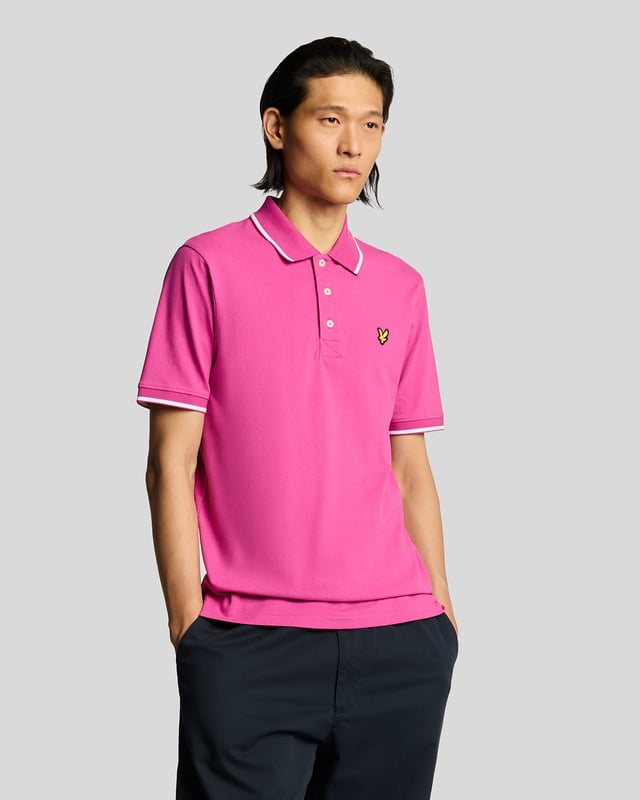 Wenn man an Lyle & Scott denkt, denkt man oft an Poloshirts. Daher ist es naheliegend, dass wir Saison für Saison die besten Poloshirts kreieren. Dieses Modell hat eine klassische Passform aus Baumwolljersey mit etwas Stretchanteil und ist mit Kontrastbesatz an Kragen und Manschetten versehen, der für einen leicht adretten Look sorgt. - Klassischer Kragen - Knopfverschluss vorne - Kurze Ärmel - Kragen und Manschetten mit Besatz - Zusammensetzung: 97 % Baumwolle, 3 % Elastan