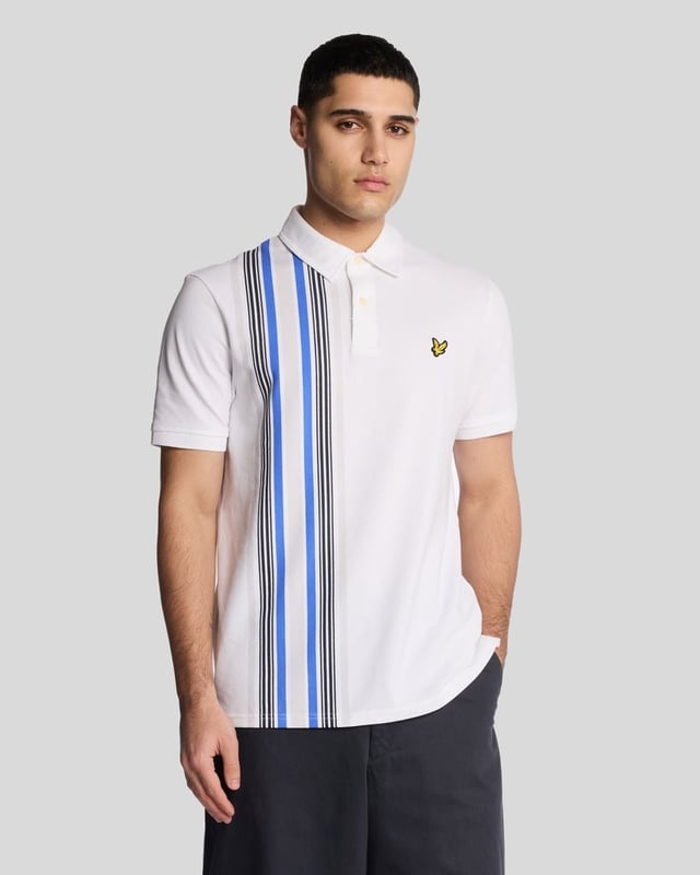 Wir präsentieren das Deck Stripe Poloshirt aus der Legacy-Kollektion – eine unverzichtbare Ergänzung für die Garderobe jedes anspruchsvollen Gentlemans. Dieses kurzärmelige Poloshirt verkörpert Eleganz und Komfort. Das raffinierte Streifendesign verbindet klassische Eleganz mit modernem Flair und ist somit die ideale Wahl für legere und halbformelle Anlässe. - Zusammensetzung: 97 % Baumwolle, 3 % Elastan für luxuriöse Weichheit und Elastizität - Passform: Normal geschnitten, für eine raffinierte Silhouette - Logo-Branding: Dezentes Branding spiegelt dezenten Luxus wider - Platzierung: Dezent platziert für einen eleganten Look Erweitern Sie Ihre Frühlingskollektion für Herren mit diesem vielseitigen Stück, das perfekt zu moderner Eleganz passt.