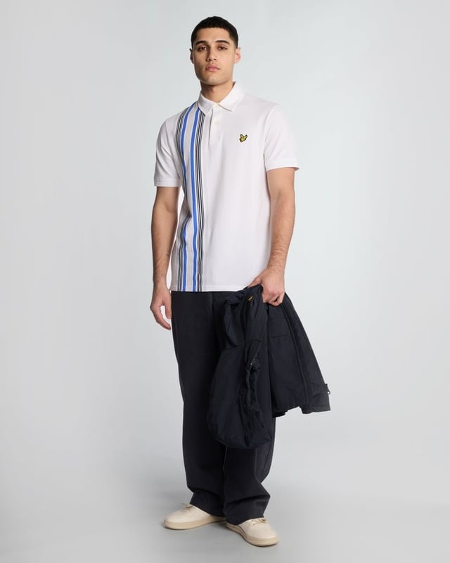 Wir präsentieren das Deck Stripe Poloshirt aus der Legacy-Kollektion – eine unverzichtbare Ergänzung für die Garderobe jedes anspruchsvollen Gentlemans. Dieses kurzärmelige Poloshirt verkörpert Eleganz und Komfort. Das raffinierte Streifendesign verbindet klassische Eleganz mit modernem Flair und ist somit die ideale Wahl für legere und halbformelle Anlässe. - Zusammensetzung: 97 % Baumwolle, 3 % Elastan für luxuriöse Weichheit und Elastizität - Passform: Normal geschnitten, für eine raffinierte Silhouette - Logo-Branding: Dezentes Branding spiegelt dezenten Luxus wider - Platzierung: Dezent platziert für einen eleganten Look Erweitern Sie Ihre Frühlingskollektion für Herren mit diesem vielseitigen Stück, das perfekt zu moderner Eleganz passt.