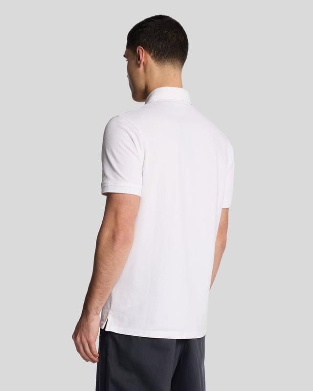 Wir präsentieren das Deck Stripe Poloshirt aus der Legacy-Kollektion – eine unverzichtbare Ergänzung für die Garderobe jedes anspruchsvollen Gentlemans. Dieses kurzärmelige Poloshirt verkörpert Eleganz und Komfort. Das raffinierte Streifendesign verbindet klassische Eleganz mit modernem Flair und ist somit die ideale Wahl für legere und halbformelle Anlässe. - Zusammensetzung: 97 % Baumwolle, 3 % Elastan für luxuriöse Weichheit und Elastizität - Passform: Normal geschnitten, für eine raffinierte Silhouette - Logo-Branding: Dezentes Branding spiegelt dezenten Luxus wider - Platzierung: Dezent platziert für einen eleganten Look Erweitern Sie Ihre Frühlingskollektion für Herren mit diesem vielseitigen Stück, das perfekt zu moderner Eleganz passt.
