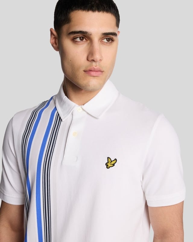 Wir präsentieren das Deck Stripe Poloshirt aus der Legacy-Kollektion – eine unverzichtbare Ergänzung für die Garderobe jedes anspruchsvollen Gentlemans. Dieses kurzärmelige Poloshirt verkörpert Eleganz und Komfort. Das raffinierte Streifendesign verbindet klassische Eleganz mit modernem Flair und ist somit die ideale Wahl für legere und halbformelle Anlässe. - Zusammensetzung: 97 % Baumwolle, 3 % Elastan für luxuriöse Weichheit und Elastizität - Passform: Normal geschnitten, für eine raffinierte Silhouette - Logo-Branding: Dezentes Branding spiegelt dezenten Luxus wider - Platzierung: Dezent platziert für einen eleganten Look Erweitern Sie Ihre Frühlingskollektion für Herren mit diesem vielseitigen Stück, das perfekt zu moderner Eleganz passt.