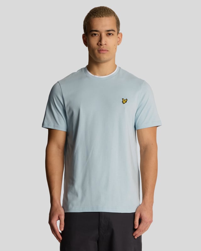 Bringing it back to the old school, the Lyle & Scott tipped t-shirt is a high-quality regular-fit tee with a detailed collar and sleeves.