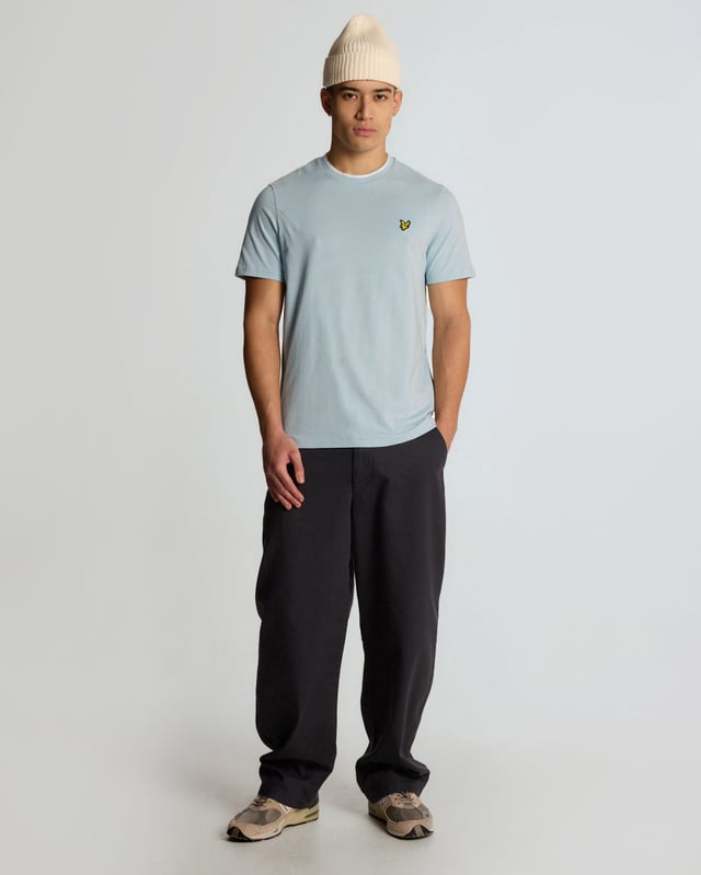 Bringing it back to the old school, the Lyle & Scott tipped t-shirt is a high-quality regular-fit tee with a detailed collar and sleeves.