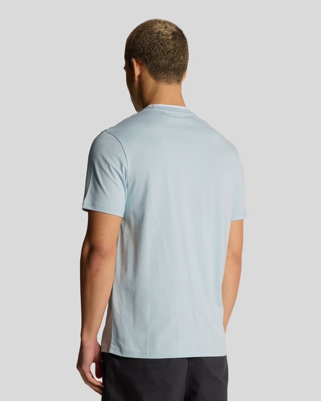 Bringing it back to the old school, the Lyle & Scott tipped t-shirt is a high-quality regular-fit tee with a detailed collar and sleeves.