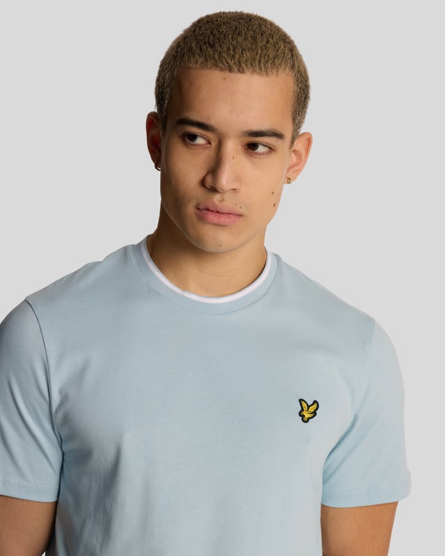 Bringing it back to the old school, the Lyle & Scott tipped t-shirt is a high-quality regular-fit tee with a detailed collar and sleeves.