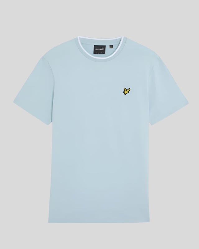 Bringing it back to the old school, the Lyle & Scott tipped t-shirt is a high-quality regular-fit tee with a detailed collar and sleeves.