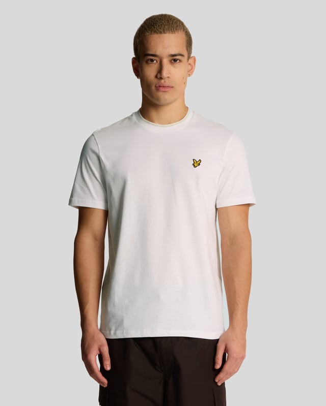 Bringing it back to the old school, the Lyle & Scott tipped t-shirt is a high-quality regular-fit tee with a detailed collar and sleeves.
