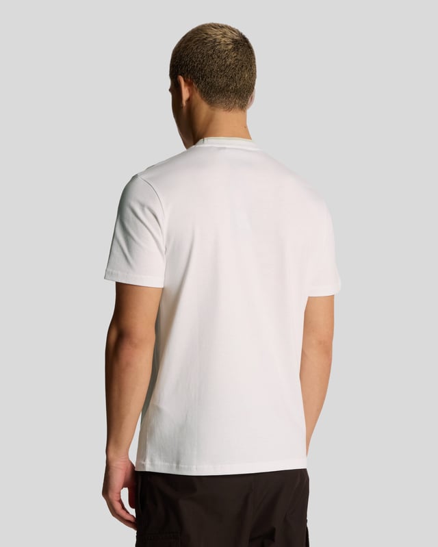 Bringing it back to the old school, the Lyle & Scott tipped t-shirt is a high-quality regular-fit tee with a detailed collar and sleeves.
