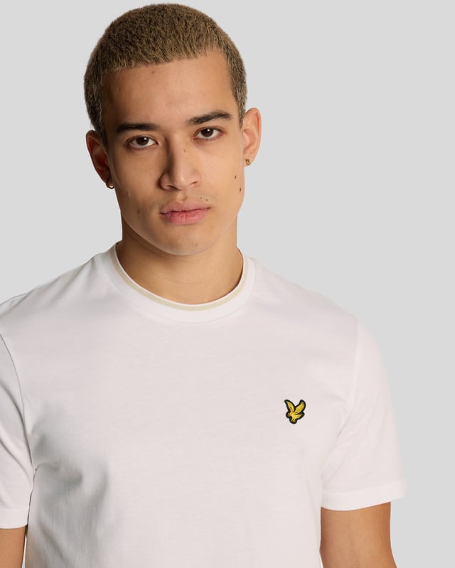 Bringing it back to the old school, the Lyle & Scott tipped t-shirt is a high-quality regular-fit tee with a detailed collar and sleeves.