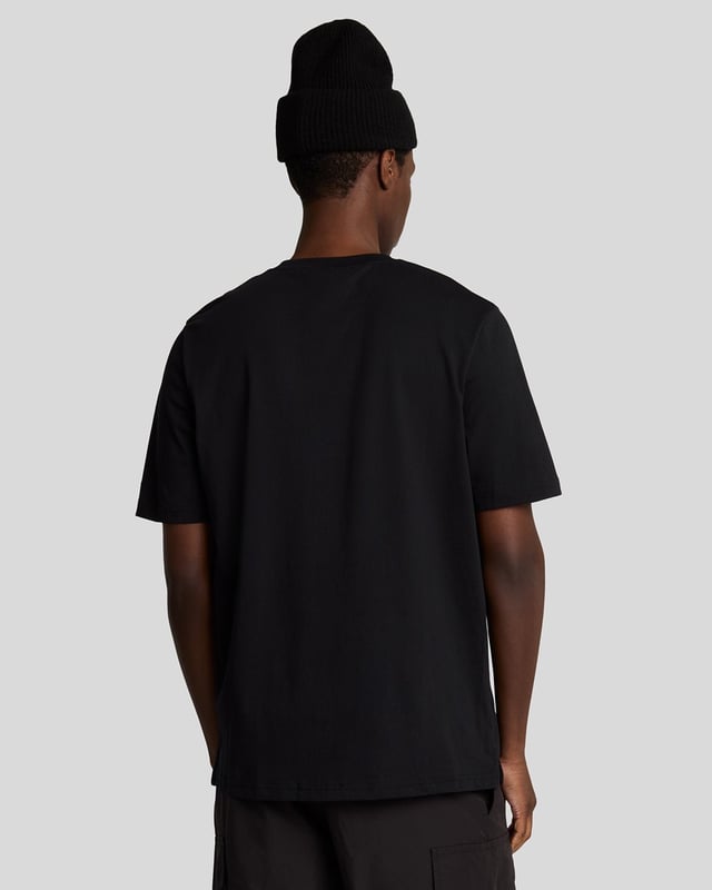 Setzen Sie ein Statement mit dem T-Shirt mit gestickter Badge-Grafik, einem vielseitigen Stück, das auffälliges Design mit alltäglichem Tragekomfort verbindet. Perfekt für Freizeitausflüge, präsentiert dieses T-Shirt charakteristisches Branding und erstklassige Verarbeitung. - Weicher Stoff: Hergestellt aus hochwertiger Baumwolle für ein leichtes und atmungsaktives Tragegefühl. - Auffällige Details: Mit einer gestickten Badge-Grafik auf der Brust und einem goldenen Adler-Logo auf dem Ärmel für eine unverwechselbare Note. - Klassische Passform: Mit einer regulären Passform entworfen, bietet es mühelosen Tragekomfort für ganztägigen Komfort. - Müheloses Styling: Lässt sich nahtlos mit Jeans oder Chinos kombinieren für einen lässig-eleganten Look. Dieses T-Shirt mit Grafik kombiniert modernes Design mit klassischen Elementen und ist damit eine unverzichtbare Ergänzung Ihrer Garderobe für alle Jahreszeiten.