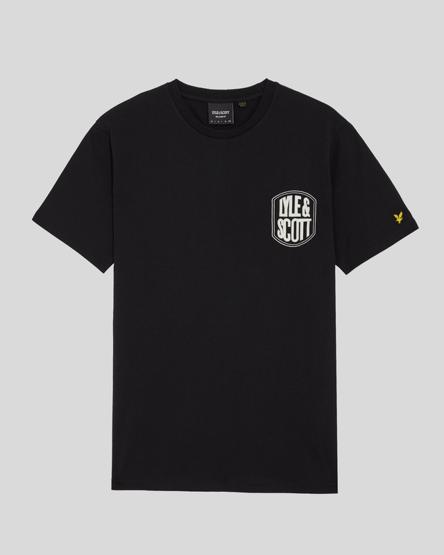 Setzen Sie ein Statement mit dem T-Shirt mit gestickter Badge-Grafik, einem vielseitigen Stück, das auffälliges Design mit alltäglichem Tragekomfort verbindet. Perfekt für Freizeitausflüge, präsentiert dieses T-Shirt charakteristisches Branding und erstklassige Verarbeitung. - Weicher Stoff: Hergestellt aus hochwertiger Baumwolle für ein leichtes und atmungsaktives Tragegefühl. - Auffällige Details: Mit einer gestickten Badge-Grafik auf der Brust und einem goldenen Adler-Logo auf dem Ärmel für eine unverwechselbare Note. - Klassische Passform: Mit einer regulären Passform entworfen, bietet es mühelosen Tragekomfort für ganztägigen Komfort. - Müheloses Styling: Lässt sich nahtlos mit Jeans oder Chinos kombinieren für einen lässig-eleganten Look. Dieses T-Shirt mit Grafik kombiniert modernes Design mit klassischen Elementen und ist damit eine unverzichtbare Ergänzung Ihrer Garderobe für alle Jahreszeiten.
