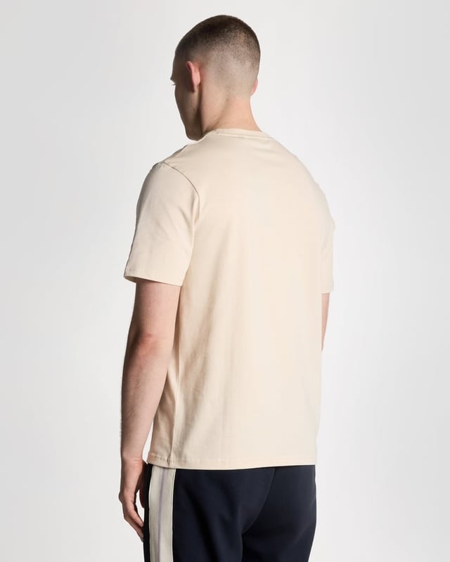 The Lyle & Scott Pocket T-shirt is our classic 100% BCI cotton tee with an added breast pocket. It's simplicity itself.- White- 100% BCI cotton- 190 gsm single jersey fabric- Set-in sleeves- Stitched sleeves and hem- Superior cut