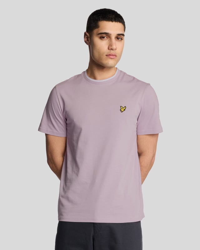 Bringing it back to the old school, the Lyle & Scott tipped t-shirt is a high-quality regular-fit tee with a detailed collar and sleeves.