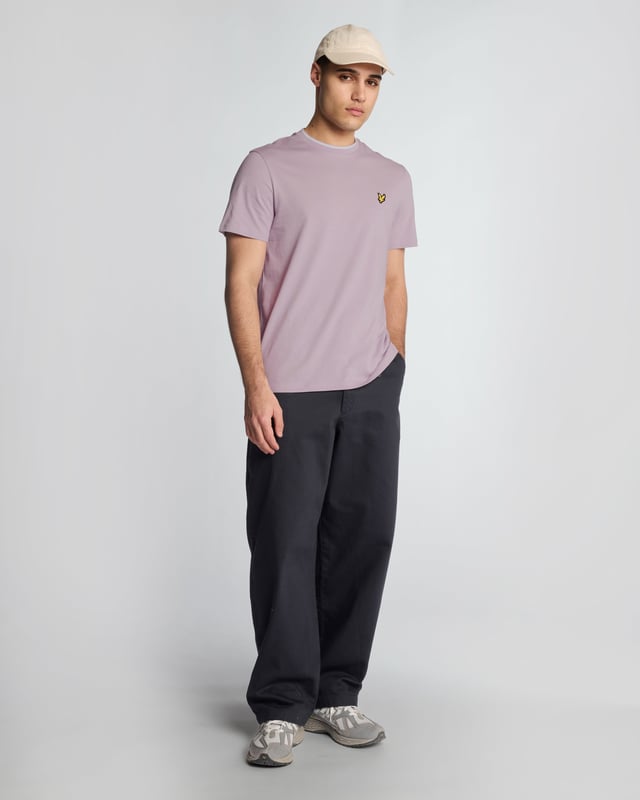 Bringing it back to the old school, the Lyle & Scott tipped t-shirt is a high-quality regular-fit tee with a detailed collar and sleeves.