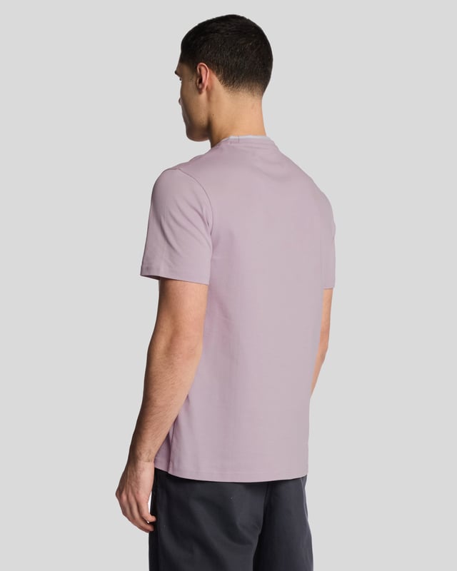 Bringing it back to the old school, the Lyle & Scott tipped t-shirt is a high-quality regular-fit tee with a detailed collar and sleeves.