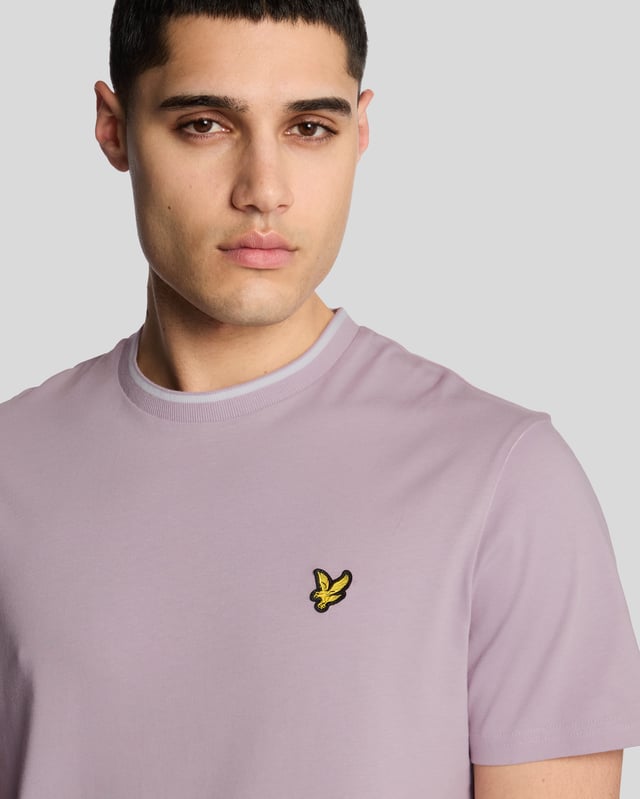 Bringing it back to the old school, the Lyle & Scott tipped t-shirt is a high-quality regular-fit tee with a detailed collar and sleeves.