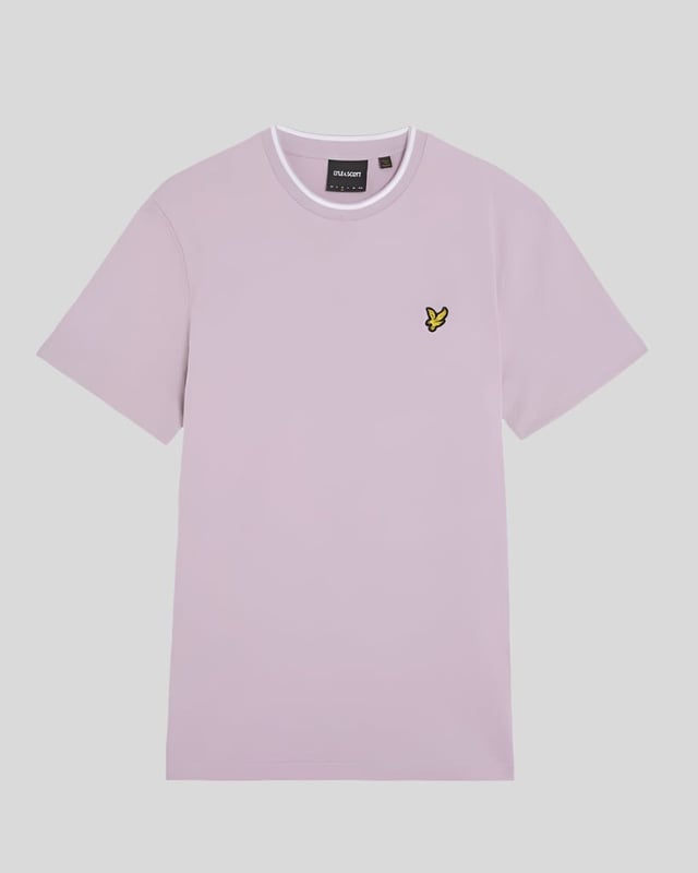 Bringing it back to the old school, the Lyle & Scott tipped t-shirt is a high-quality regular-fit tee with a detailed collar and sleeves.