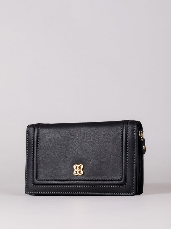 This medium sized flapover purse is embellished with Lakeland Leather metal icon detailing. Crafted from soft yet durable leather designed to last you years, this purse is well-organised with multiple card slots, note pockets and a large zipped coin pouch with divider to keep all your spending essentials where you want them.