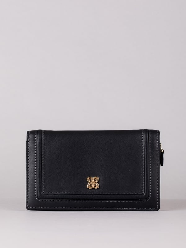 This medium sized flapover purse is embellished with Lakeland Leather metal icon detailing. Crafted from soft yet durable leather designed to last you years, this purse is well-organised with multiple card slots, note pockets and a large zipped coin pouch with divider to keep all your spending essentials where you want them.