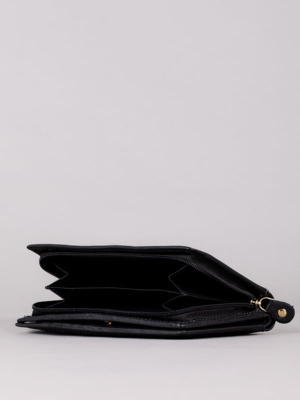 This medium sized flapover purse is embellished with Lakeland Leather metal icon detailing. Crafted from soft yet durable leather designed to last you years, this purse is well-organised with multiple card slots, note pockets and a large zipped coin pouch with divider to keep all your spending essentials where you want them.