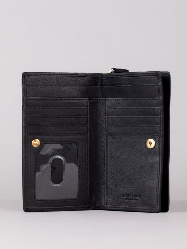 This medium sized flapover purse is embellished with Lakeland Leather metal icon detailing. Crafted from soft yet durable leather designed to last you years, this purse is well-organised with multiple card slots, note pockets and a large zipped coin pouch with divider to keep all your spending essentials where you want them.