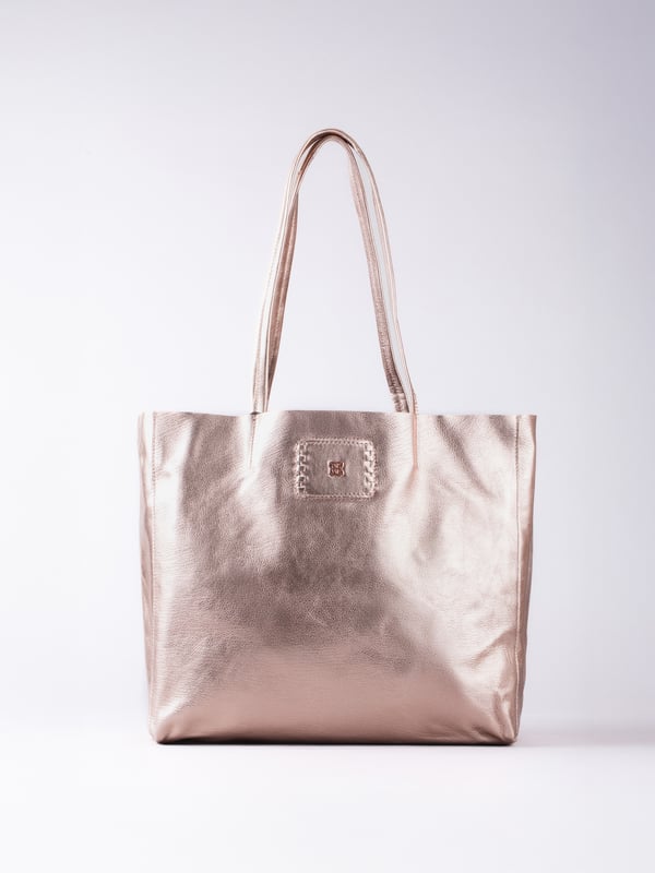 Effortlessly stylish with a relaxed silhouette, the Tarnly tote is your go-to for everyday ease. Crafted from supple leather in a slouchy bucket-bag style, Tarnly is designed to carry it all with understated elegance. The press-stud closure keeps things simple, while the brushed-finish interior highlights the natural beauty of the leather. A slip pocket provides quick-access storage, while the removable cloth inner bag&mdash;with a secure zip top&mdash;adds extra organisation when you need it. Spacious, versatile, and effortlessly chic, Tarnly is designed to carry it all with understated elegance.