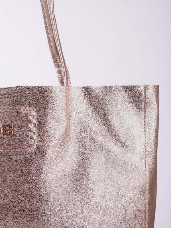 Effortlessly stylish with a relaxed silhouette, the Tarnly tote is your go-to for everyday ease. Crafted from supple leather in a slouchy bucket-bag style, Tarnly is designed to carry it all with understated elegance. The press-stud closure keeps things simple, while the brushed-finish interior highlights the natural beauty of the leather. A slip pocket provides quick-access storage, while the removable cloth inner bag&mdash;with a secure zip top&mdash;adds extra organisation when you need it. Spacious, versatile, and effortlessly chic, Tarnly is designed to carry it all with understated elegance.