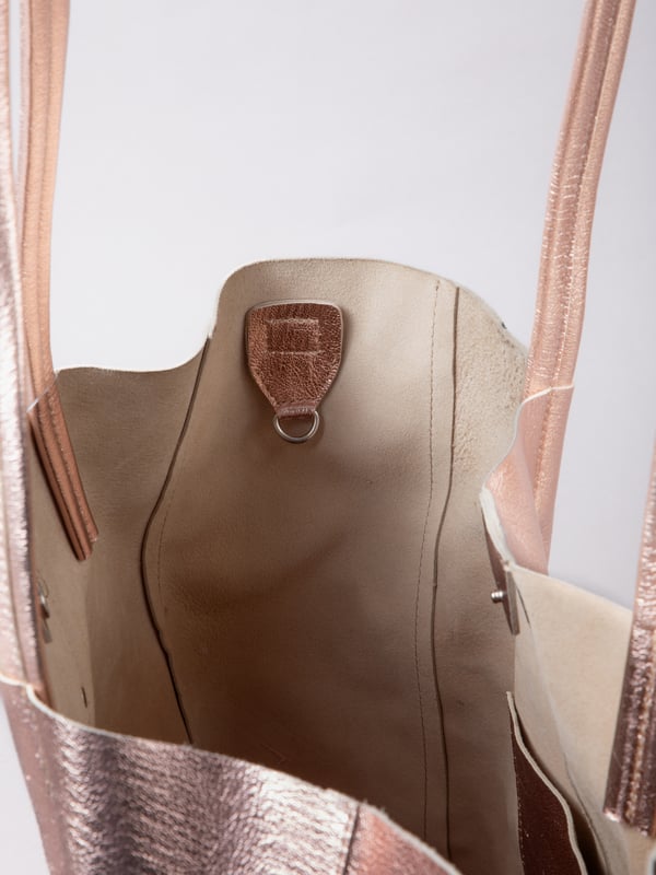 Effortlessly stylish with a relaxed silhouette, the Tarnly tote is your go-to for everyday ease. Crafted from supple leather in a slouchy bucket-bag style, Tarnly is designed to carry it all with understated elegance. The press-stud closure keeps things simple, while the brushed-finish interior highlights the natural beauty of the leather. A slip pocket provides quick-access storage, while the removable cloth inner bag&mdash;with a secure zip top&mdash;adds extra organisation when you need it. Spacious, versatile, and effortlessly chic, Tarnly is designed to carry it all with understated elegance.