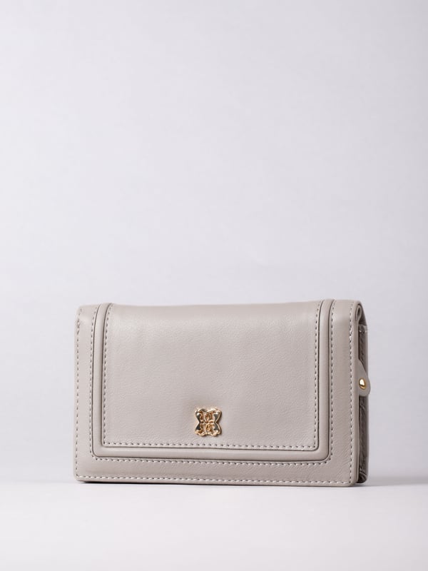 This medium sized flapover purse is embellished with Lakeland Leather metal icon detailing. Crafted from soft yet durable leather designed to last you years, this purse is well-organised with multiple card slots, note pockets and a large zipped coin pouch with divider to keep all your spending essentials where you want them.
