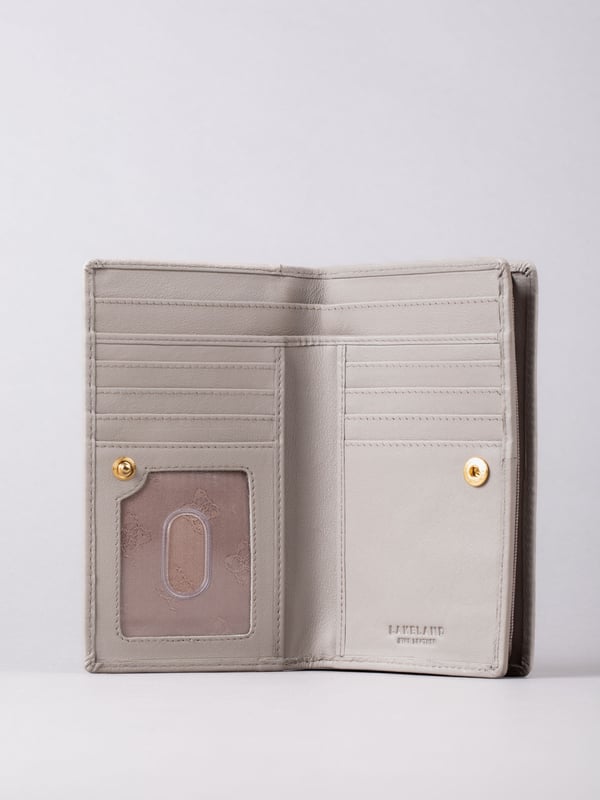 This medium sized flapover purse is embellished with Lakeland Leather metal icon detailing. Crafted from soft yet durable leather designed to last you years, this purse is well-organised with multiple card slots, note pockets and a large zipped coin pouch with divider to keep all your spending essentials where you want them.