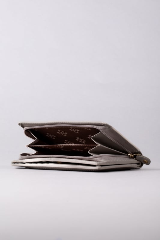 This medium sized flapover purse is embellished with Lakeland Leather metal icon detailing. Crafted from soft yet durable leather designed to last you years, this purse is well-organised with multiple card slots, note pockets and a large zipped coin pouch with divider to keep all your spending essentials where you want them.