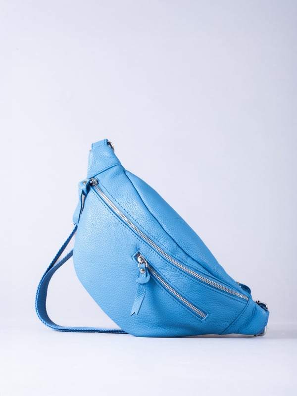 The Tarn Leather Sling Bag is a compact versatile style crafted from textured leather, designed for on-the-go. Boasting exterior zipped pockets as well as a main zipped compartment, there&rsquo;s plenty of places to organise your small essentials. The D-ring attachment on the comfy adjustable canvas strap allows you to easily wear this as a belt bag or cross body bag as you prefer. Adventure in style!