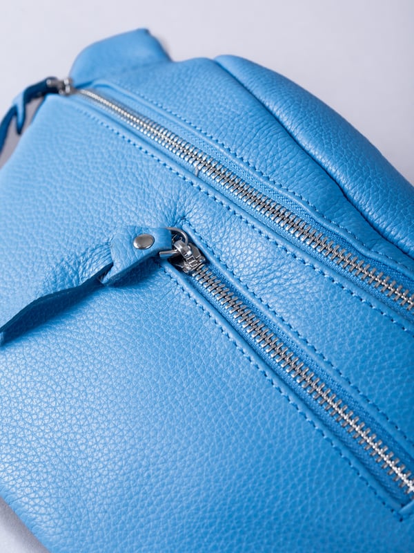 The Tarn Leather Sling Bag is a compact versatile style crafted from textured leather, designed for on-the-go. Boasting exterior zipped pockets as well as a main zipped compartment, there&rsquo;s plenty of places to organise your small essentials. The D-ring attachment on the comfy adjustable canvas strap allows you to easily wear this as a belt bag or cross body bag as you prefer. Adventure in style!