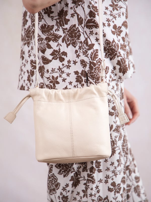 The Eskrigg Leather Drawstring Cross Body Bag combines contemporary style with compact practicality, making it the perfect everyday companion.
Crafted from luxurious real leather, this bag is designed for hands-free convenience with an adjustable cross-body strap for a tailored fit. The elegant drawstring closure, enhanced by a magnetic dot fastening, adds a touch of modern charm while keeping your essentials secure.
Inside, a fabric lining, zip pocket, and slip pocket provide thoughtful organization for smaller items. Compact yet versatile, this stylish cross-body bag is a sleek addition to the Eskrigg collection.