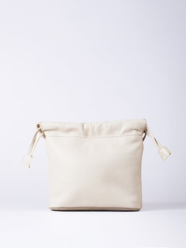 The Eskrigg Leather Drawstring Cross Body Bag combines contemporary style with compact practicality, making it the perfect everyday companion.
Crafted from luxurious real leather, this bag is designed for hands-free convenience with an adjustable cross-body strap for a tailored fit. The elegant drawstring closure, enhanced by a magnetic dot fastening, adds a touch of modern charm while keeping your essentials secure.
Inside, a fabric lining, zip pocket, and slip pocket provide thoughtful organization for smaller items. Compact yet versatile, this stylish cross-body bag is a sleek addition to the Eskrigg collection.