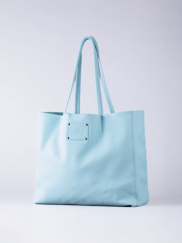 For relaxed leather luxury, look no further than the Tarn Bucket Bag in pretty turquoise. This spacious tote style bag will effortlessly take you through the working week into the weekend with plenty of room for a laptop and notebooks or shopping if you&rsquo;re hitting the high street.
Crafted from real leather in a contemporary slouchy design, this bucket bag is fitted with a popper fastened top and conceals a handy inner cloth bag with zip top opening to keep your valuables extra safe. This cloth bag is securely clipped to a leather strap and is removable for ultimate versatility.