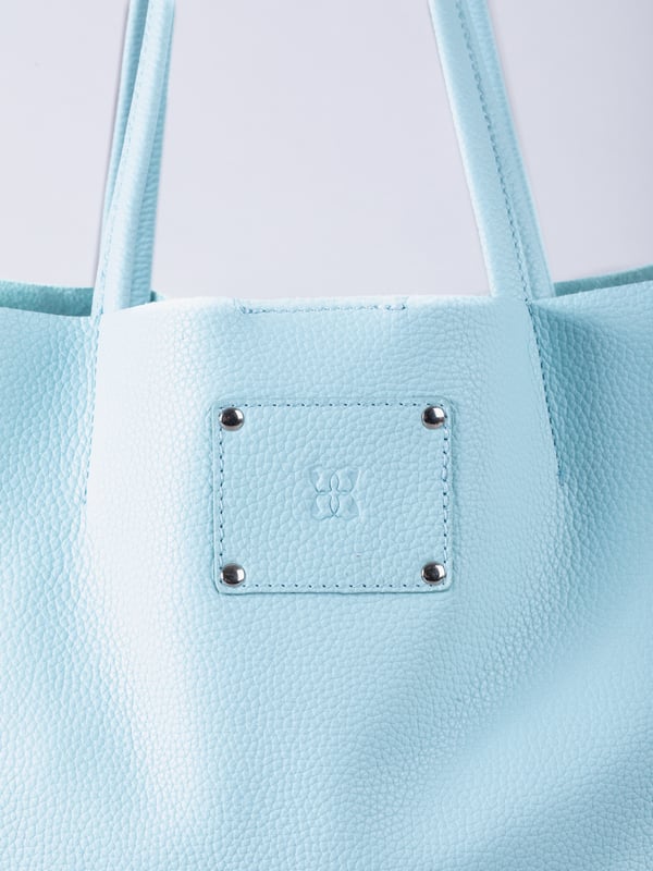 For relaxed leather luxury, look no further than the Tarn Bucket Bag in pretty turquoise. This spacious tote style bag will effortlessly take you through the working week into the weekend with plenty of room for a laptop and notebooks or shopping if you&rsquo;re hitting the high street.
Crafted from real leather in a contemporary slouchy design, this bucket bag is fitted with a popper fastened top and conceals a handy inner cloth bag with zip top opening to keep your valuables extra safe. This cloth bag is securely clipped to a leather strap and is removable for ultimate versatility.